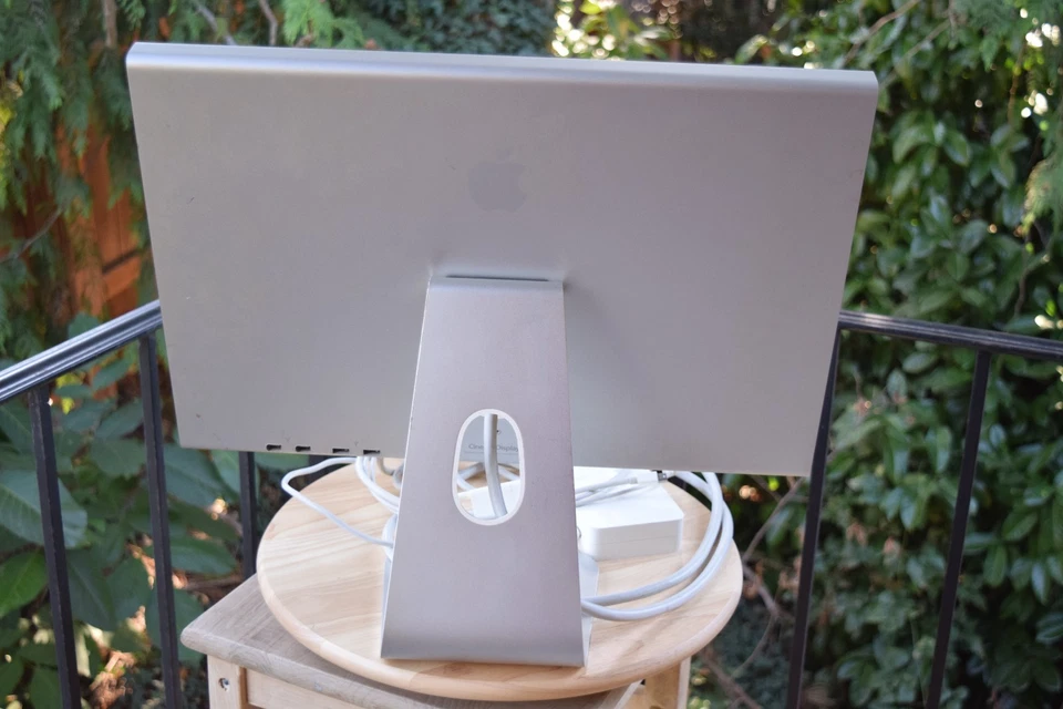 Apple A1081 20 inch Widescreen Cinema Display LCD Monitor W/Power Supply Cables - Image 3 of 4