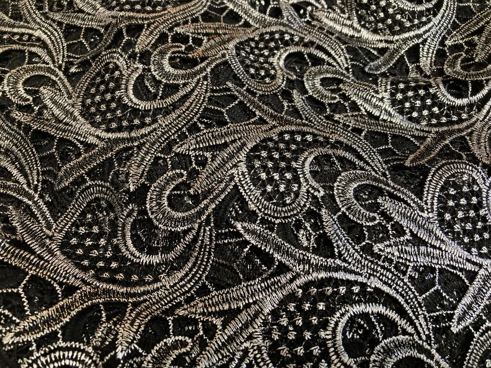 Encaje de guipur metálico negro/plateado 2 yardas 50" bordado veneciano hecho en EE. UU. Foto 2 de 4