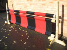 REITERSPRUNGF&Uuml;LLER & STANGENH&Uuml;LLE, SCHWARZ/ROT PFERD/PONY SCHULHILFE PVC