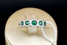 ANELLO VERETTA IN ORO BIANCO 18 KT. TIT. 750 CON SMERALDI E BRILLANTI.