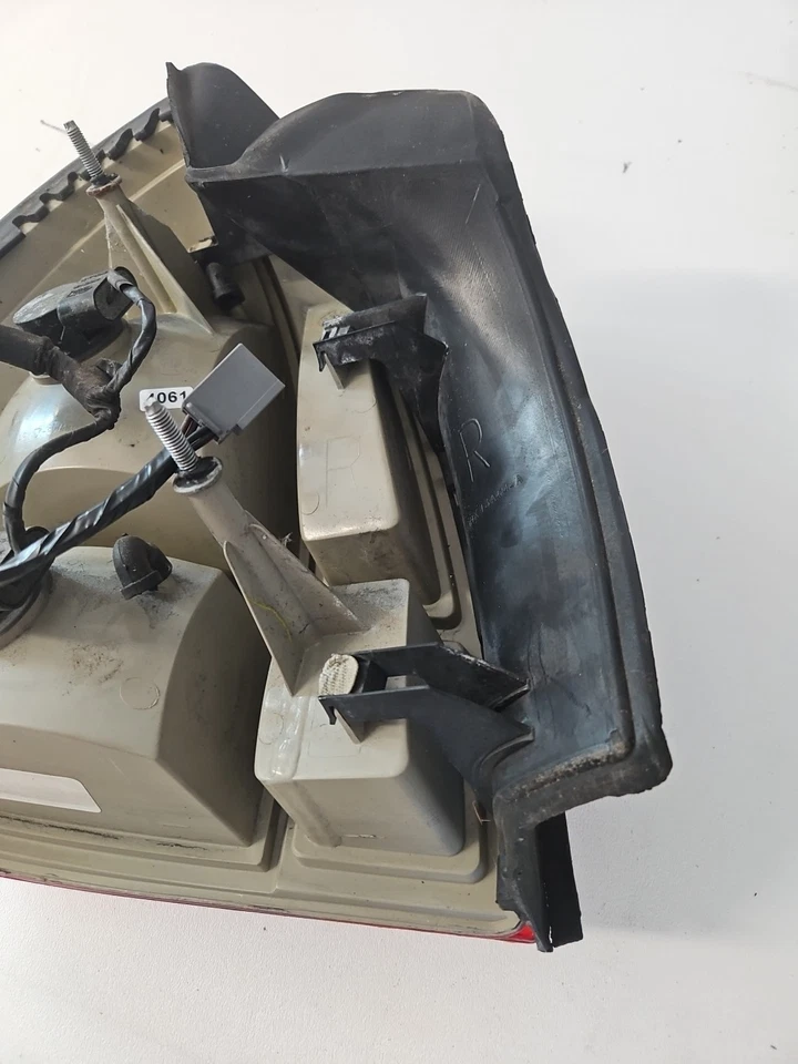 Luz trasera derecha del lado del pasajero Lincoln Town Car 2003-2011 OEM Foto 4 de 4