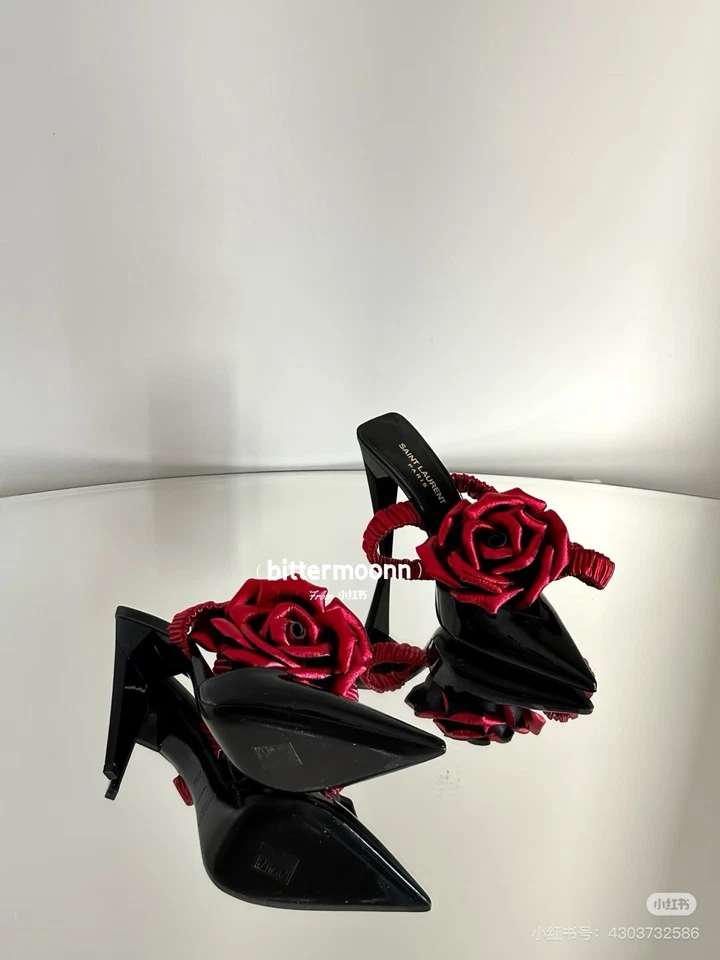 Tacones Saint Laurent “Freja Rose 105” charol negro con correa rosa roja Foto 2 de 4
