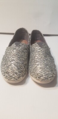 TOMS Alparagatas metallic silver hole flexs Slip-On flats
SZ 8 NWOT Womens Alpargata Plus Silver Metallic Espadrille – TOMS.com main image 3