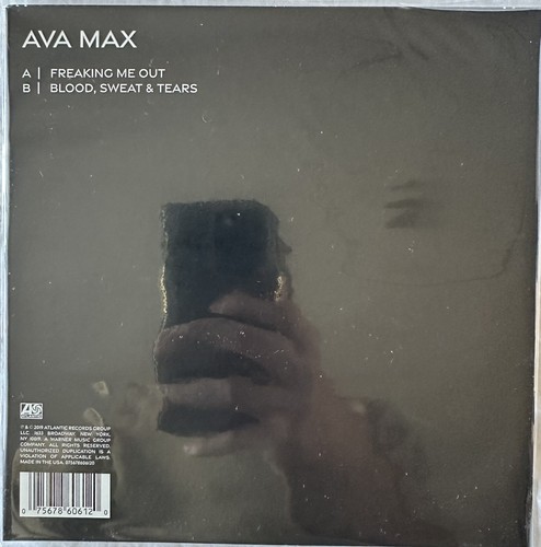 AVA Max Freaking Me Out - Bild 3 von 3