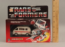 RARE MISB Vintage 1984 G1 Hasbro TRANSFORMERS Autobot Medic Ratchet Car Toy  NR