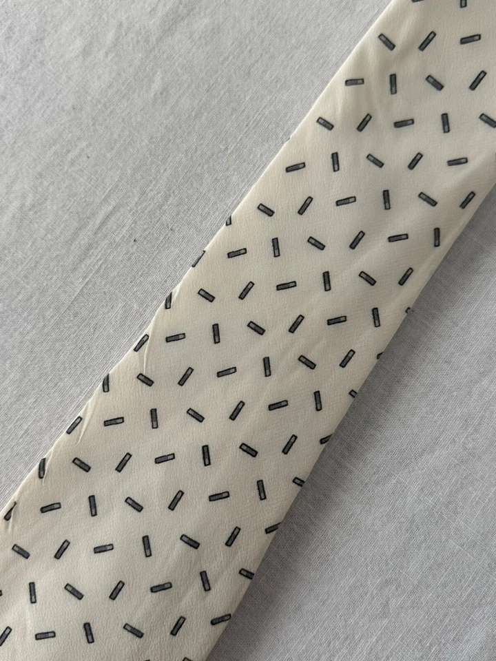 Corbata de seda vintage Pierre Balmain Paris para hombre diseño geométrico crema y gris Foto 2 de 4