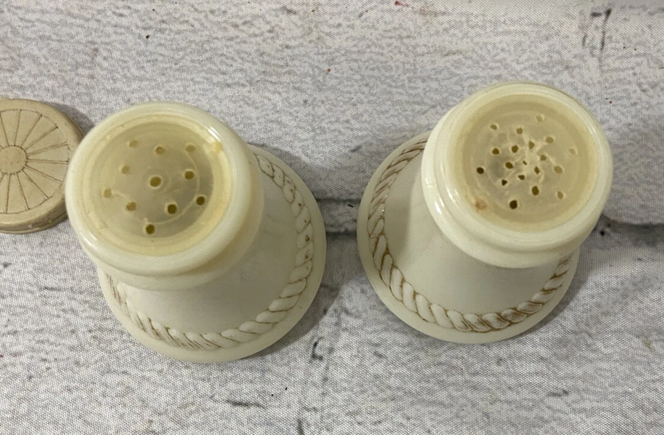 Vaso de natillas Wheaton vintage con sal y pimentero dorado dorado Foto 4 de 4