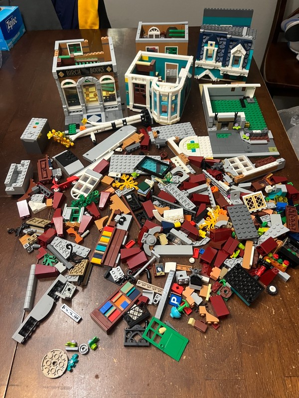 LEGO 10270 Creator Expert Bookshop Modular Bookstore Incomplete no Manual or Box