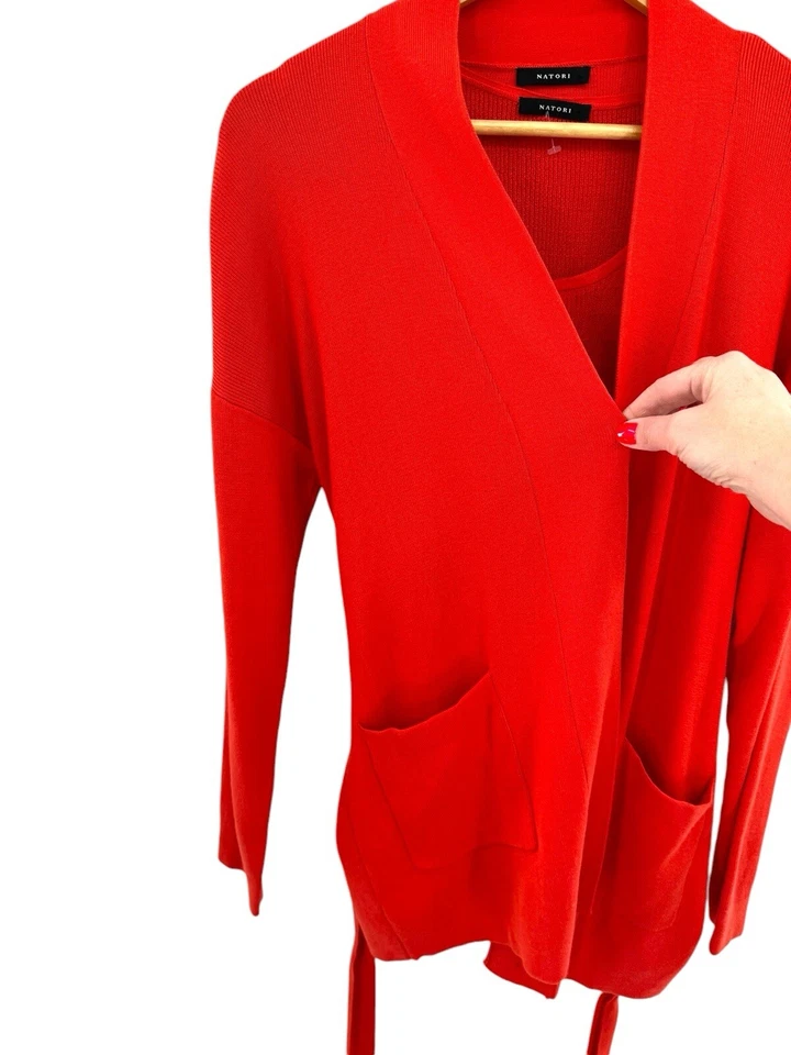 Cárdigan drapeado tejido con cinturón rojo Natori suéter conjunto sin mangas talla mediana bolsillos Foto 4 de 4