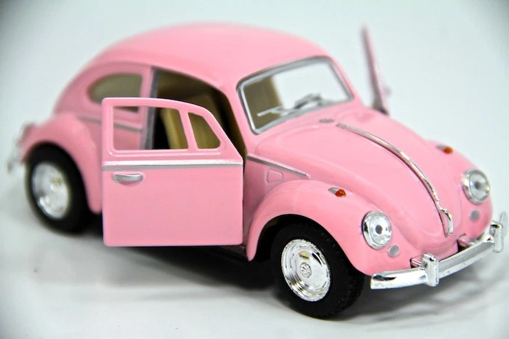Coche de juguete modelo fundido a presión VW Volkswagen Beetle 1967 Kinsmart 5" 1:32 rosa pastel Foto 3 de 4