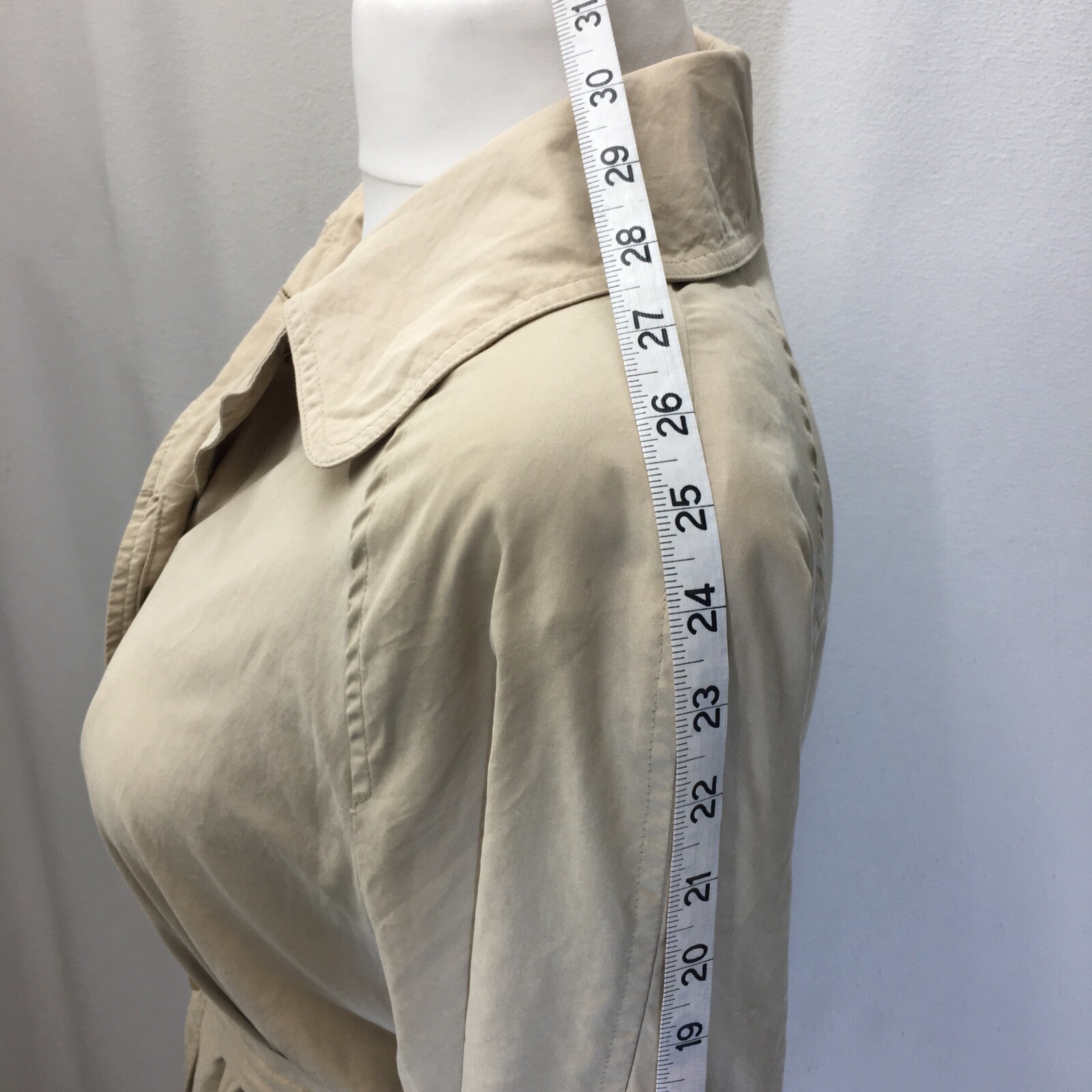 Women's cream coloured raincoat. Belt. Full lining. F… Gem