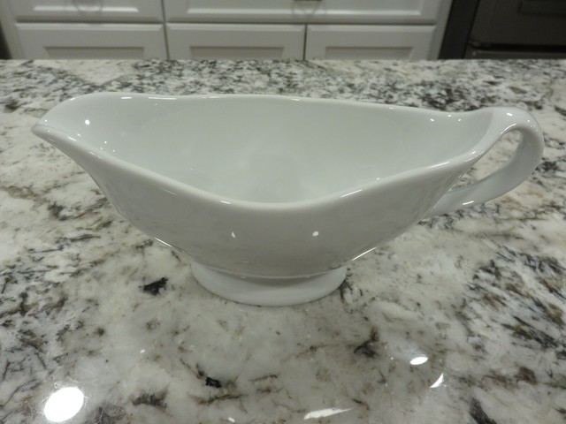 PILLIVUYT FRANCE PORCELAINE GRAVY BOAT 071 DEPUIS 1818 EUC PILLIVUYT FRANCE PORCELAINE GRAVY BOAT 071 DEPUIS 1818 EUC