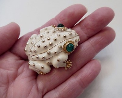 Vintage Signed CINER White Enamel Frog Emerald Green Cabochon Eyes Brooch Pin