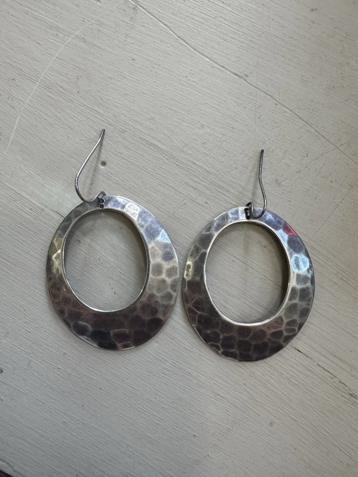 Pendientes de aro vintage de plata de ley martillada Silpada - diseño retirado, .925 Foto 2 de 2