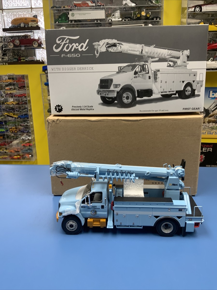 CITY OF CHICAGO FORD F-650 WITH DIGGER DERRICK STREETS