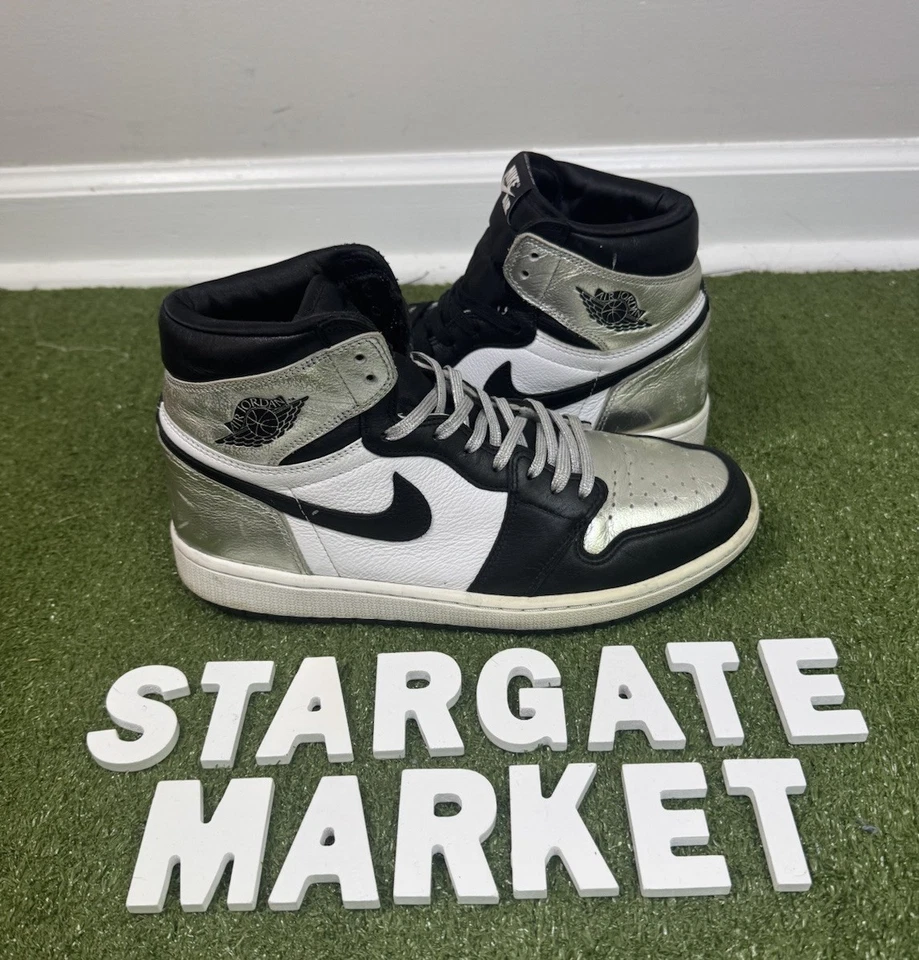Talla 10 Mujer’s/Talla 8.5 Hombre’s - Jordan 1 Alto OG Metálico Plateado Y Negro Foto 2 de 4