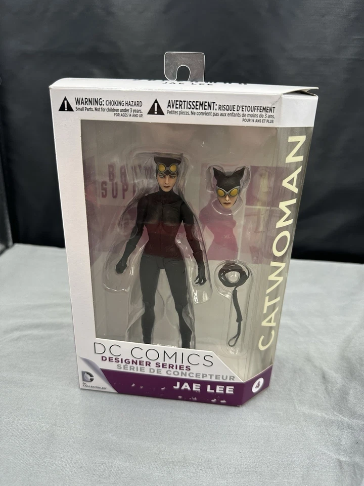 Boneco de ação DC Comics Designer Series Catwoman por Jae Lee #4 na caixa - Imagem 2 de 4