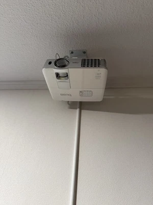 BenQ W1080ST+  Kurzdistanz-DLP-Heimkino-Projektor Beamer  - Bild 1 von 4