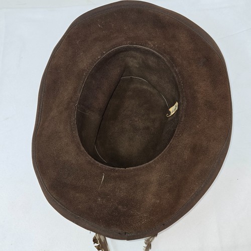DE COLECCIÓN SKULLYS HENSCHELL MARRÓN GAMUZA CUERO SOMBRERO WESTERN CON PLUMAS EE. UU. TALLA L - Imagen 6 de 7