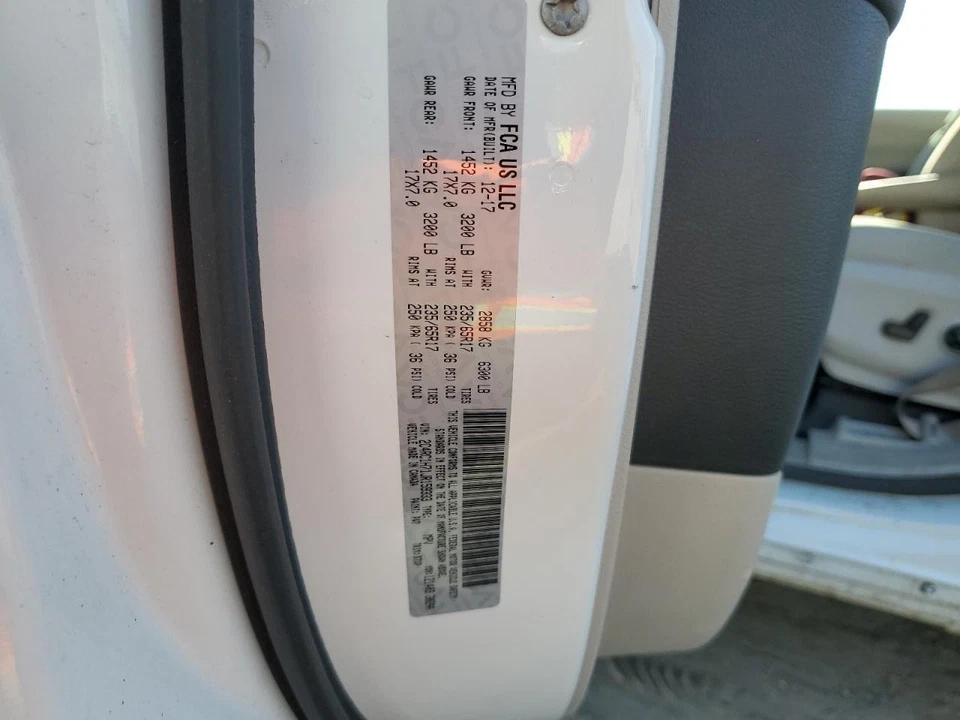 2018 Chrysler Pacifica Upper Grille Bar Design Used 4 Curved 401902 Foto 3 de 4