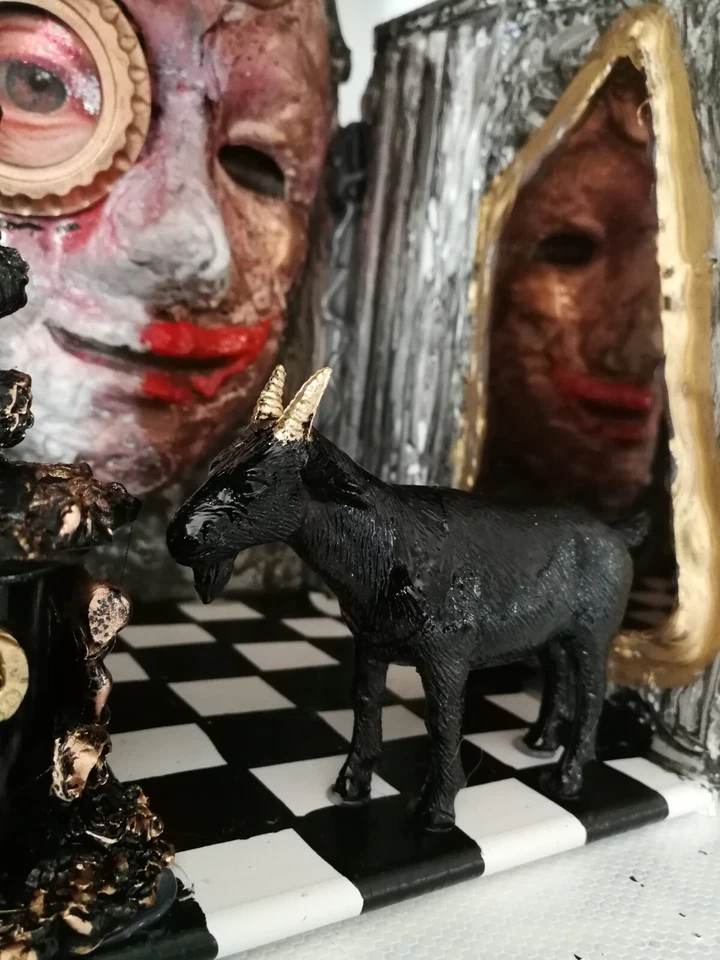 arte montaje escultura contemporánea medios mixtos pintura animal cabra negra arte Foto 2 de 4