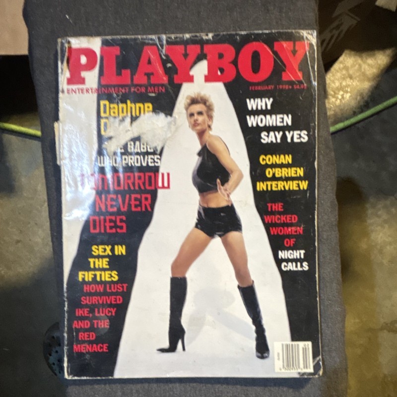 Playboy Magazine February 1998 Cover Daphne Deckers Playmate Julia Shultz