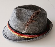 grauer Filzhut, Kopfumfang 56cm, mit Feder+schwarzrotgold-Hutband, Oktoberfest