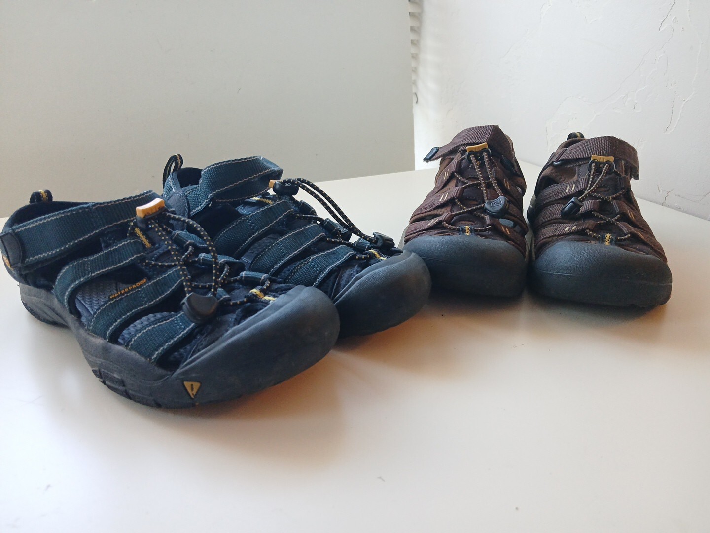 2 paia di sandali Keen Newport H2 da donna taglia US 5 impermeabili per escursioni all'aperto