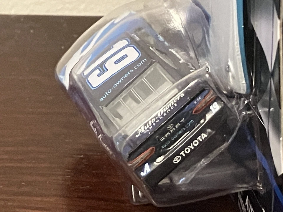 Seguro de propietarios de automóviles Lionel Racing Nascar Authentics #19 Martin Truex Jr. 2019 Foto 4 de 4