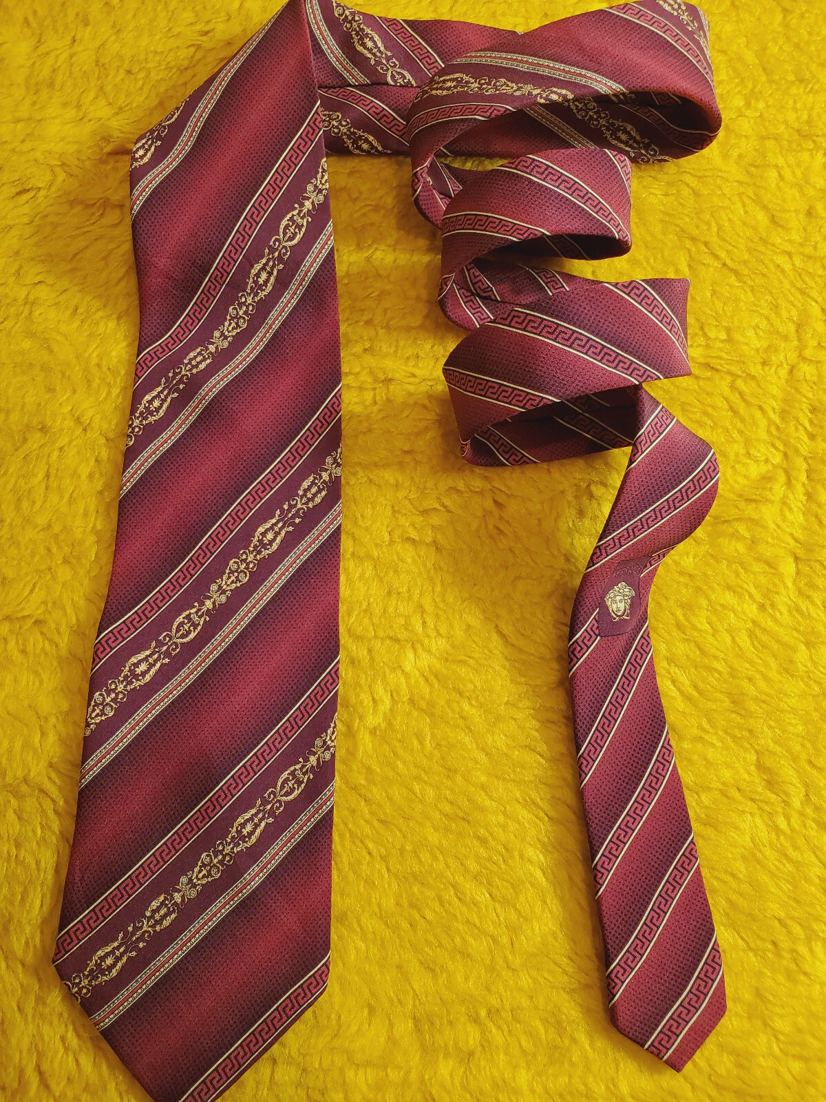 VERSACE ~ CRAVATTA ABITO DA UOMO IN SETA ~ FILIGRANA ORO & RIGHE ROSSE ~ 58"