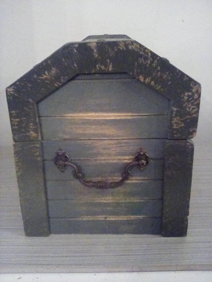 Baú de tesouro pirata de madeira com tábua de chão escondida! Melissa And Doug. 9" x7" - Imagem 2 de 4