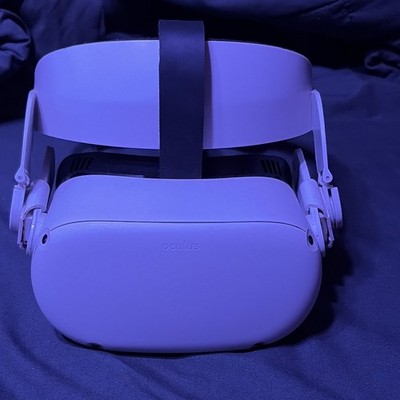Oculus Quest 2 Standalone VR Headset White w/ Touch Controllers & Carrying Case.