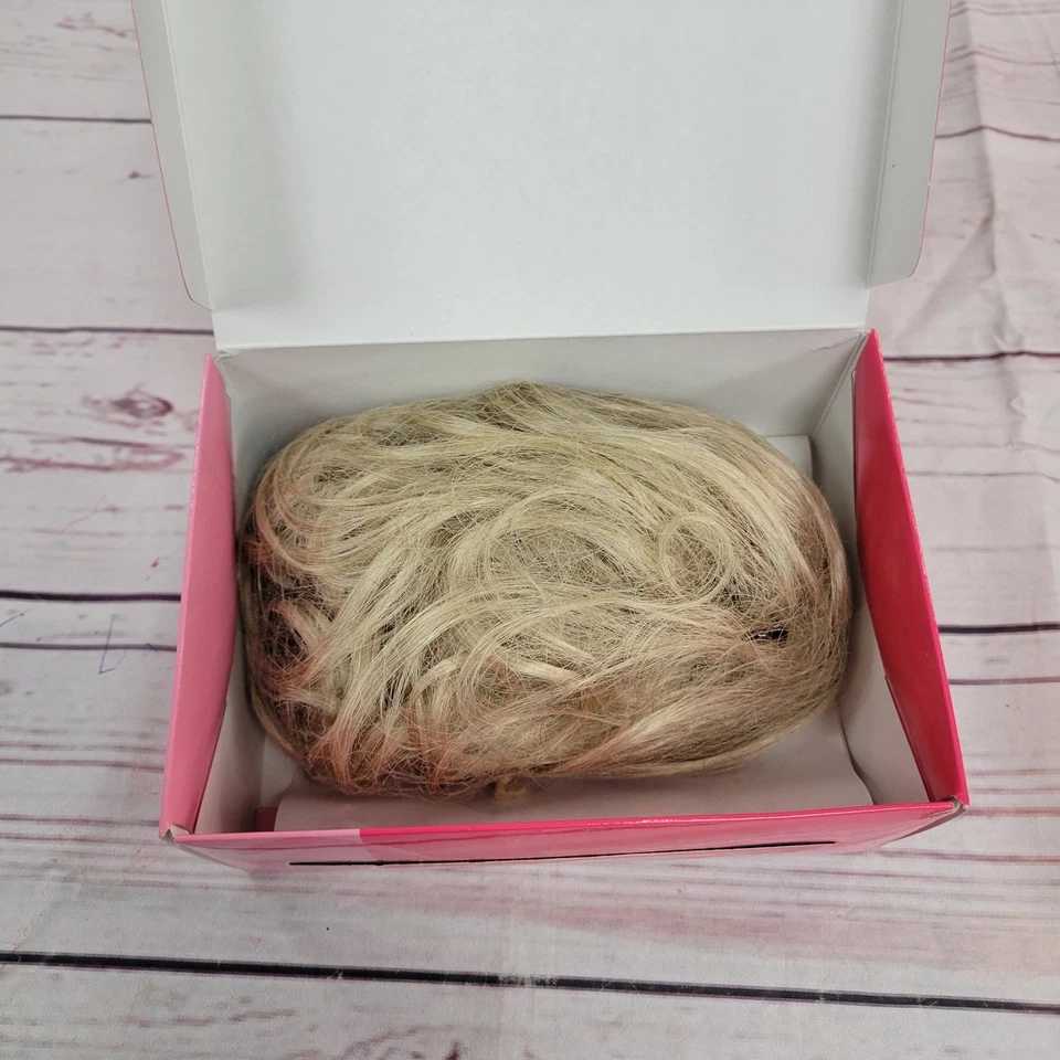 Paula Young 7 pulgadas pinza de pelo sintética rizada/ondulada rubia en Foto 4 de 4