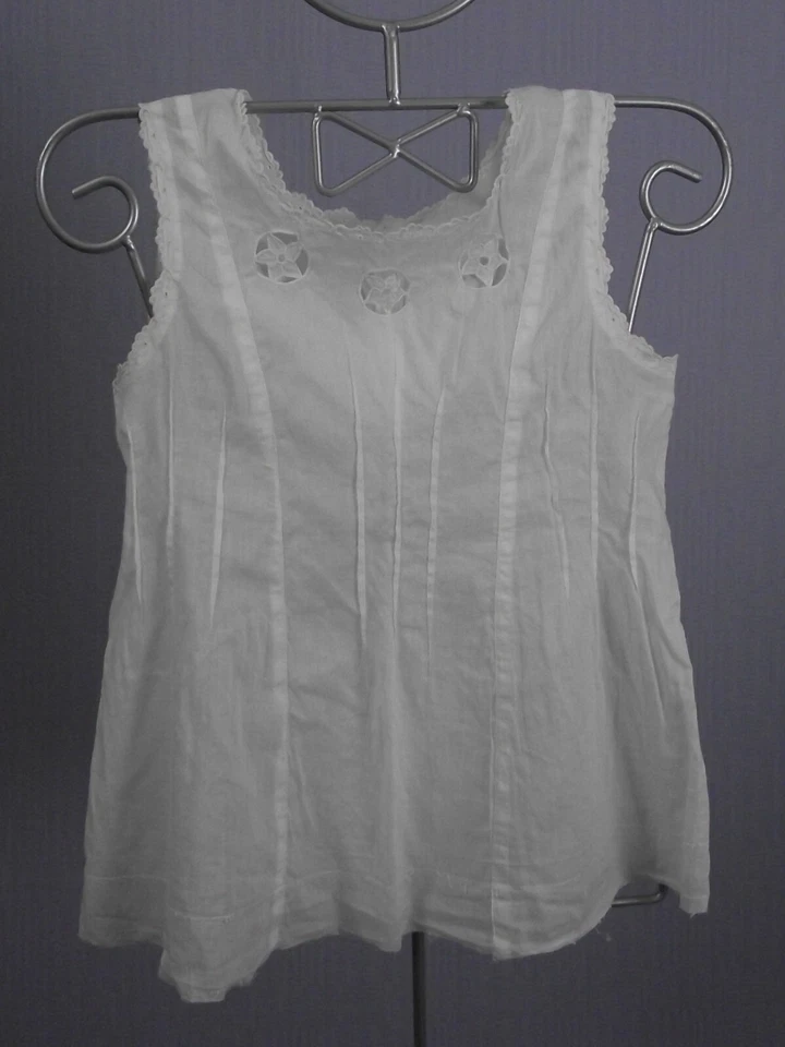 petite robe sans manches, plis religieuse, en coton blanc, broderies et col rond - Photo 2/4