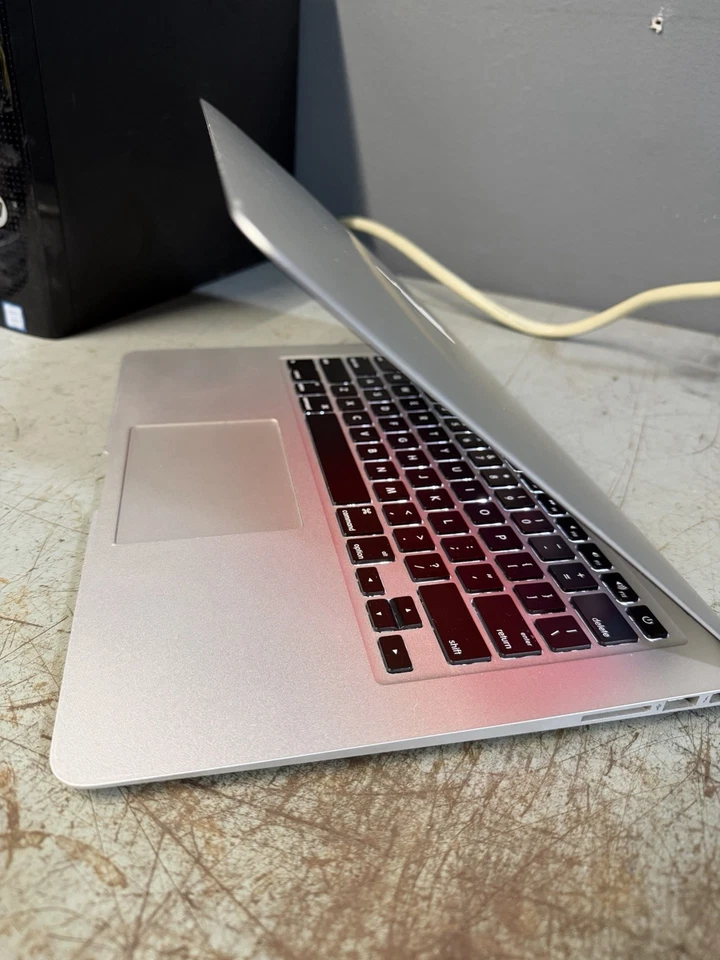 Apple MacBook Air 6,2 - A1466 13" - Core i5-4260U 1.40GHz 4GB RAM 256GB SSD - Image 2 of 4