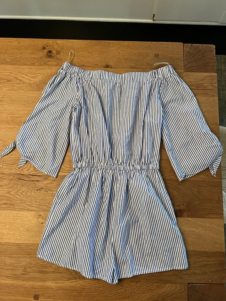 Mameluco Aqua a rayas con hombros descubiertos con detalles en la manga de lazo Foto 2 de 3