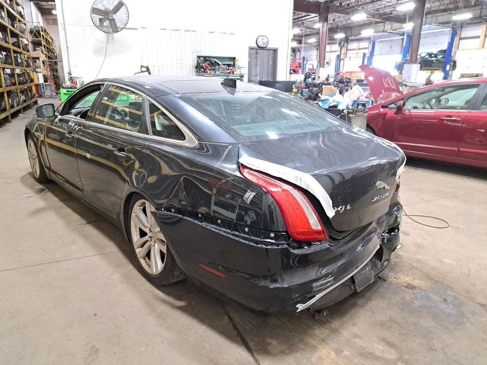 Cilindro maestro de freno 2016 Xjl Sku#4141917 Foto 2 de 4