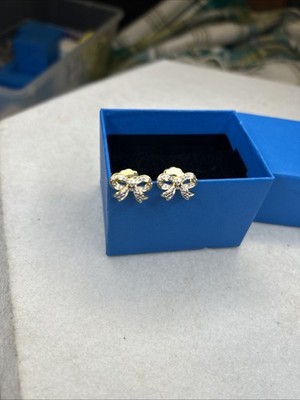 Ohrstecker mit weißen Diamanten Akzent 14 Karat Gelbgold über Messing Schleife