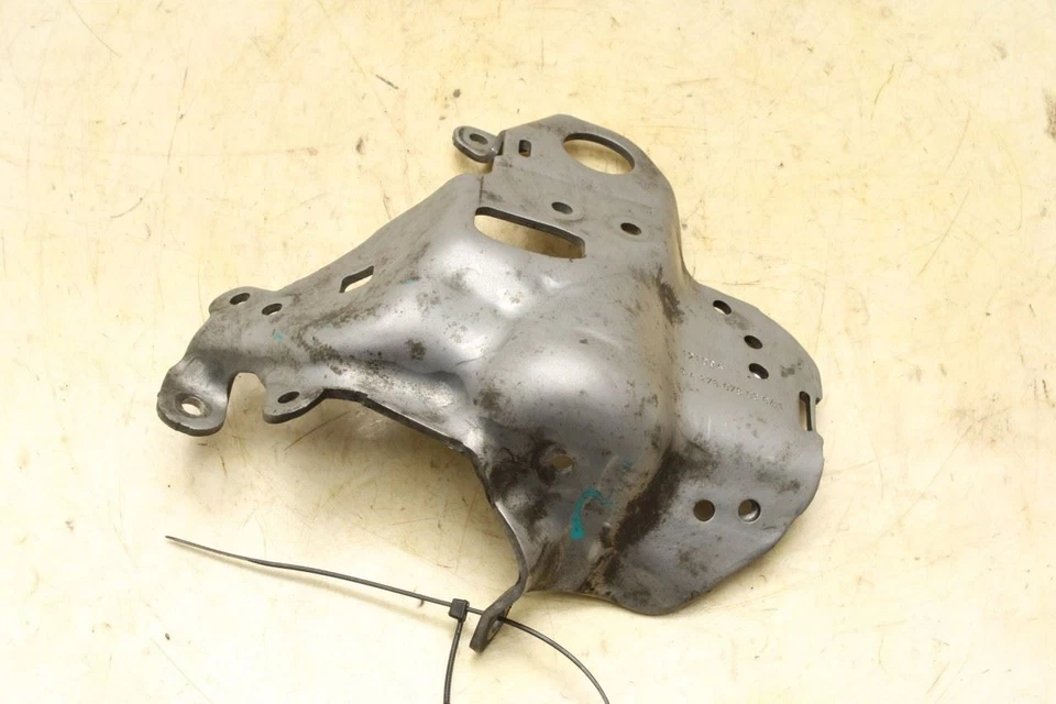 Cubierta protectora de bomba de combustible de alta presión Mercedes-Benz E350 Sport 4Matic 2012-16 Foto 3 de 4