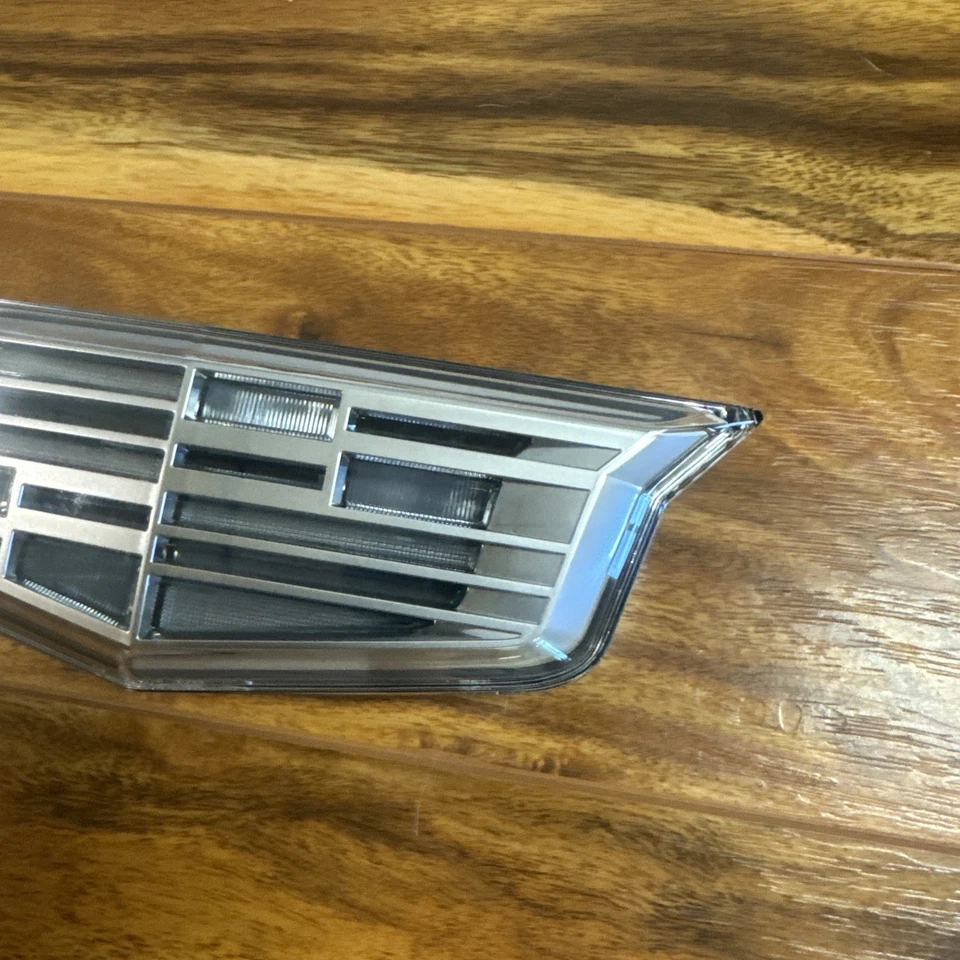 MINT 2024 2025 Cadillac LYRIQ Dynamic Luminous Front Grille Emblem OEM 85707345 — 第 3/4 张图片