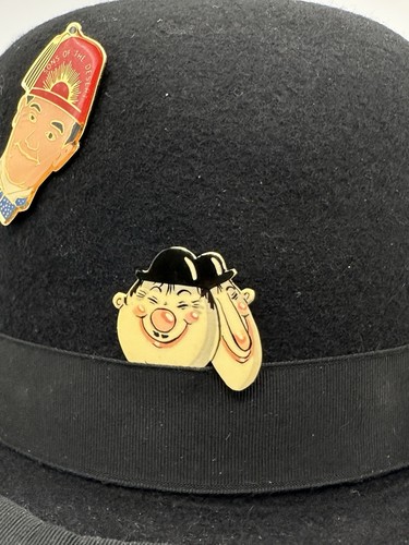 Cappello New York vintage anni '30 in feltro di pelliccia nera Bowler con alloro e spille resistenti - Foto 10 di 11