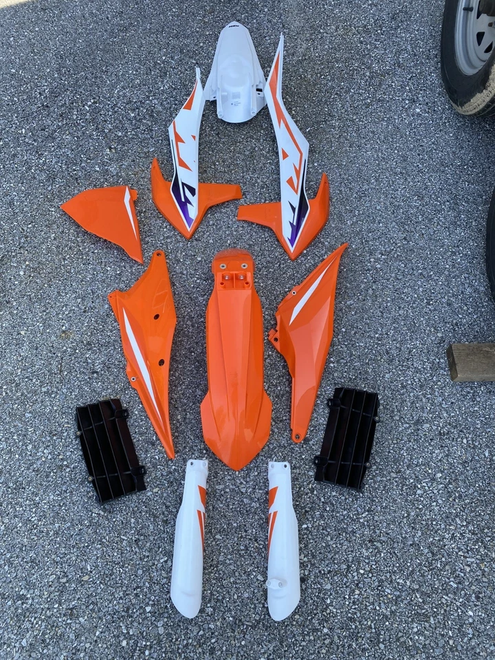 KTM 2023 XCFW EXC 250 350 450 500 Kit Plásticos + Protectores Horquilla Foto 2 de 4
