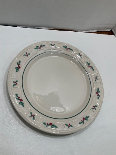 Longaberger Holly 9” Luncheon Plate - Mint Condition - Picture 3 of 6