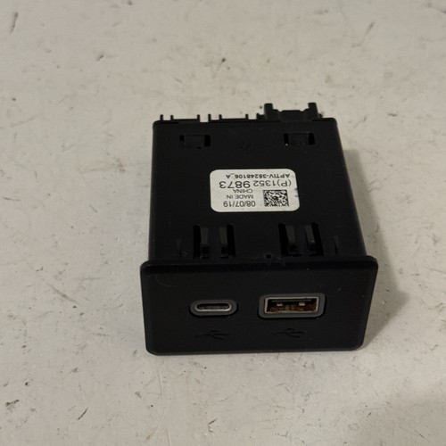 CHEVY SILVERADO 2021 USB TYPE-C DOUBLE CHARGEUR PRISE OEM - Photo 2 sur 5