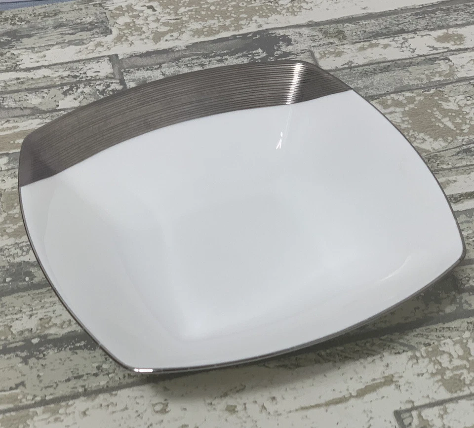 Cuenco de sopa cuadrado plateado Mikasa Ridge Foto 3 de 4