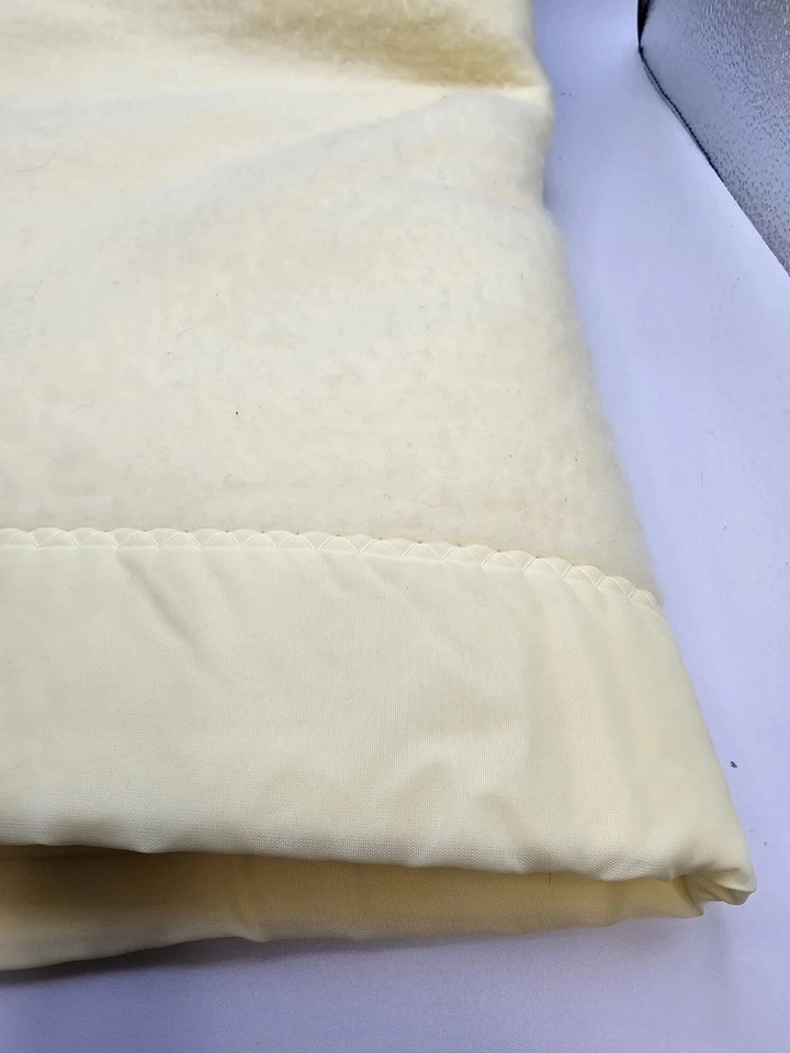 VINTAGE YELLOW QUILTEX BABY BLANKET  48 X 37 - Image 2 of 4