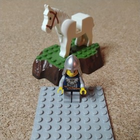 Lego cas338 Crown Knight Scale Mail Mini Figure Castle Fantasy Era Crooked Smile