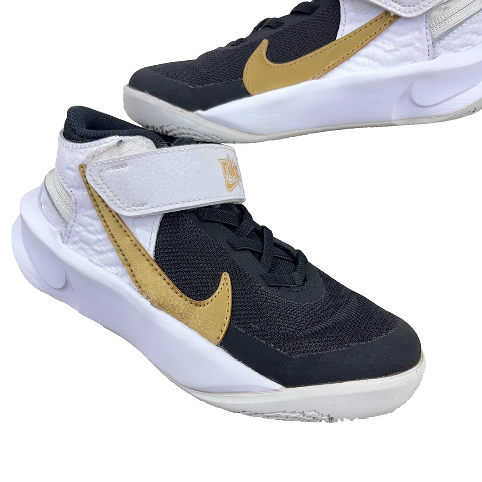 Zapatillas Nike Team Hustle D 10 Zapatos Talla 13C DD7302-102 Negro Blanco Dorado Foto 2 de 4