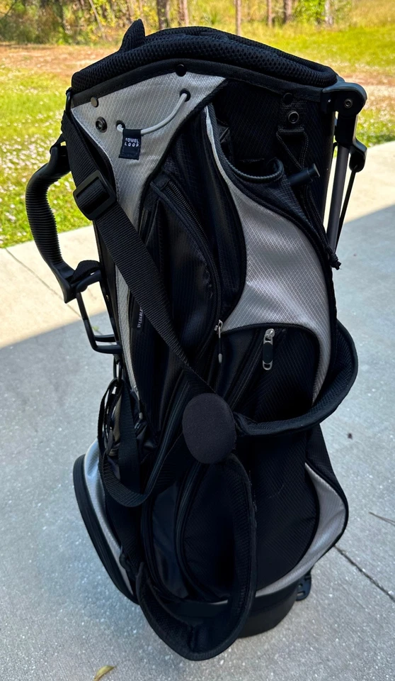 Bolsa de suporte de golfe Tommy Armor 8 vias preta cinza com capa de chuva e alça dupla. - Imagem 2 de 4