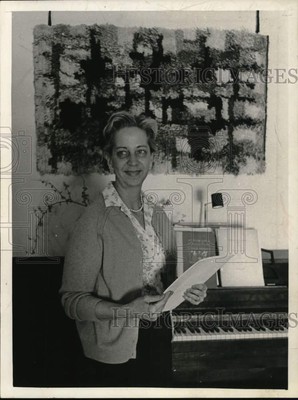 1970 Press Photo Mrs. John Broughton next to piano in her New York home